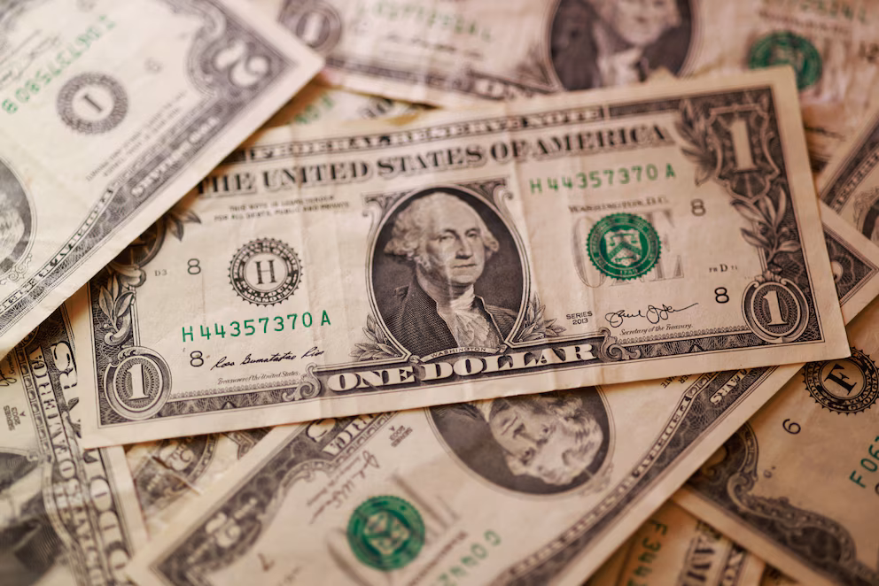 El dólar interrumpió la racha de bajas, sostenido por las compras del BCRA y el dato de inflación de marzo