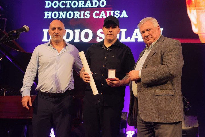 El fenómeno contracultural que no se apaga: El Indio Solari fue declarado Doctor Honoris Causa de la UBA y el mito ricotero se vuelve académico
